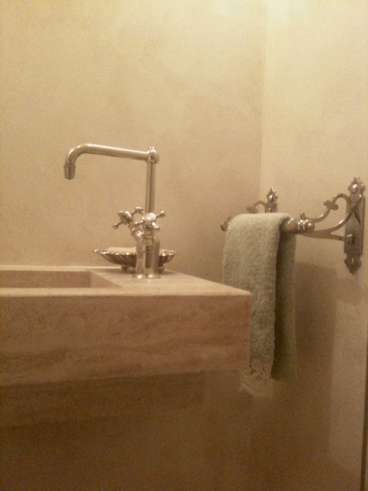 Conception de salle de bain - marbre travertin et peinture decorative imitation marbre