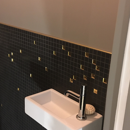 Decoration salle de bain avec mosaique noire et doree et petit lave main toilettes d invites