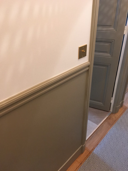Décoration couloir avec tapis de couloir et soubassement couloir appartement V