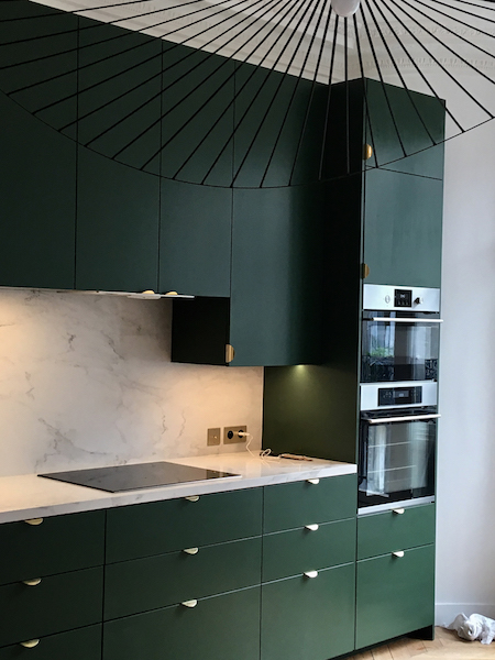 Conception de cuisine sur mesure - cuisine vert et laiton - poignees en laiton et marbre de carrare appartement V