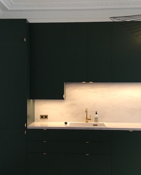 Conception de cuisine sur mesure - cuisine vert et laiton - poignees en laiton et marbre de carrare appartement V