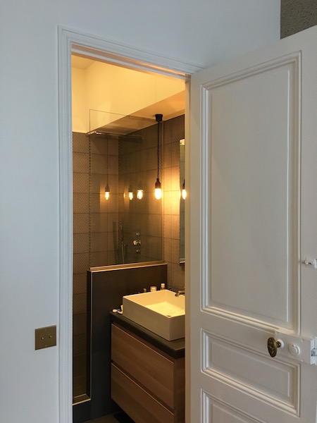 Décoration salle de bain avec carrelage mutina et sol en ardoiseappartement V