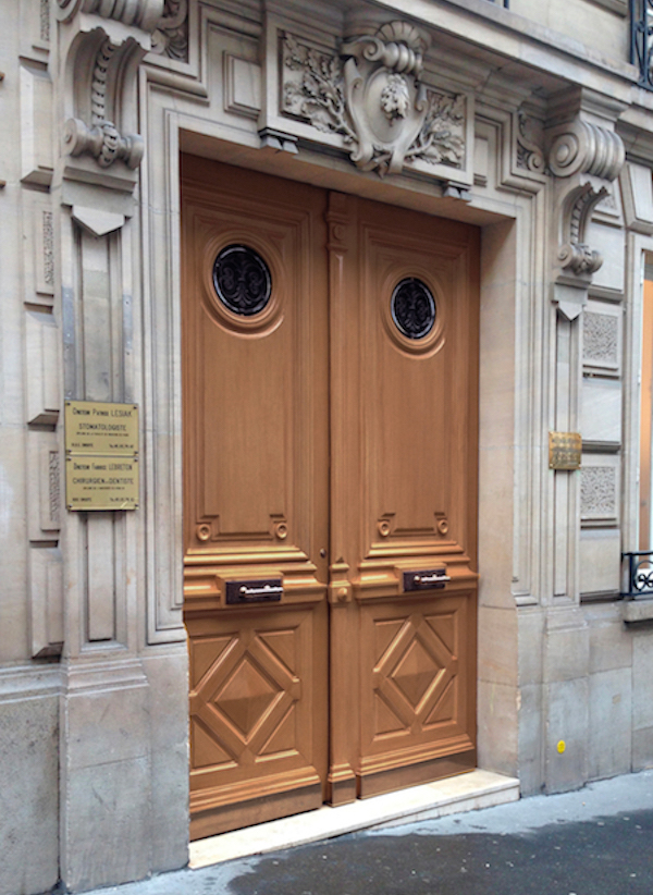 Porte cochère peinture faux bois